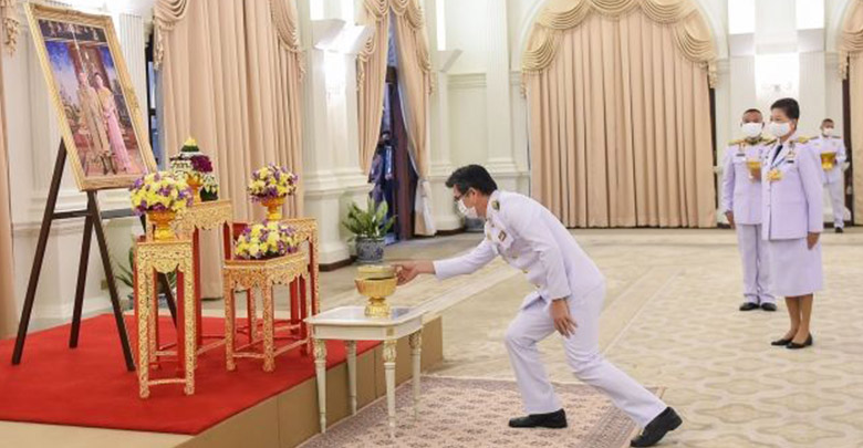 ในหลวง ร.10 พระราชทาน หน้ากากผ้าฝีพระหัตถ์ พระราชินี แก่นายกฯ - ทีมแพทย์ ในหลวง ร.10 พระราชทาน หน้ากากผ้าฝีพระหัตถ์ พระราชินี แก่นายกฯ - ทีมแพทย์