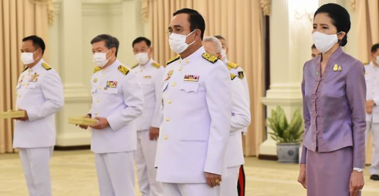 ในหลวง ร.10 พระราชทาน หน้ากากผ้าฝีพระหัตถ์ พระราชินี แก่นายกฯ - ทีมแพทย์ ในหลวง ร.10 พระราชทาน หน้ากากผ้าฝีพระหัตถ์ พระราชินี แก่นายกฯ - ทีมแพทย์