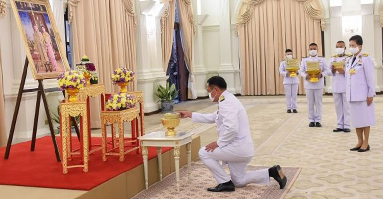 ในหลวง ร.10 พระราชทาน หน้ากากผ้าฝีพระหัตถ์ พระราชินี แก่นายกฯ - ทีมแพทย์ ในหลวง ร.10 พระราชทาน หน้ากากผ้าฝีพระหัตถ์ พระราชินี แก่นายกฯ - ทีมแพทย์