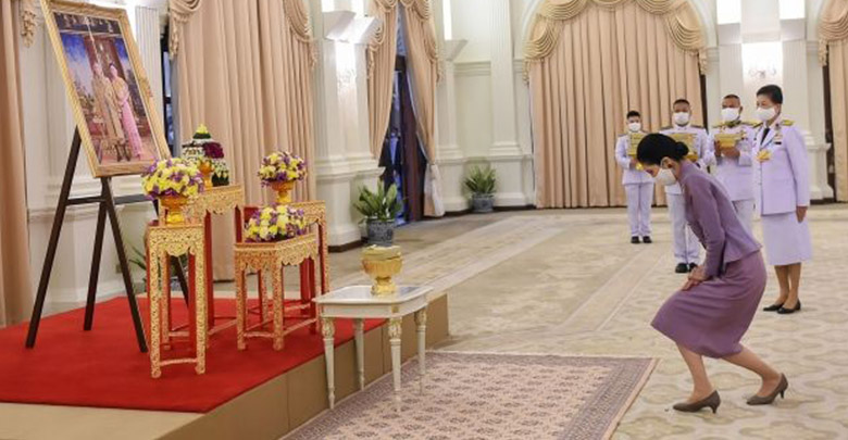ในหลวง ร.10 พระราชทาน หน้ากากผ้าฝีพระหัตถ์ พระราชินี แก่นายกฯ - ทีมแพทย์ ในหลวง ร.10 พระราชทาน หน้ากากผ้าฝีพระหัตถ์ พระราชินี แก่นายกฯ - ทีมแพทย์