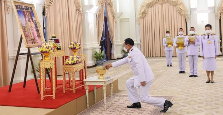 ในหลวง ร.10 พระราชทาน หน้ากากผ้าฝีพระหัตถ์ พระราชินี แก่นายกฯ - ทีมแพทย์ ในหลวง ร.10 พระราชทาน หน้ากากผ้าฝีพระหัตถ์ พระราชินี แก่นายกฯ - ทีมแพทย์