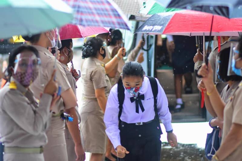 เด็กตากฝนตรวจโควิด เด็กตากฝนตรวจโควิด