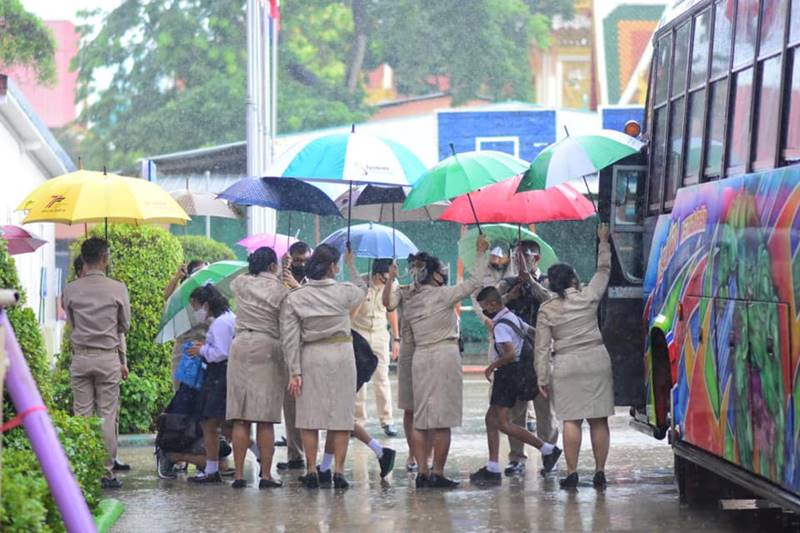 เด็กตากฝนตรวจโควิด เด็กตากฝนตรวจโควิด