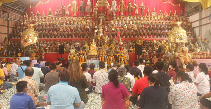 ระชาชนเดินทางมากราบไหว้สิ่งศักดิ์สิทธิ์ ระชาชนเดินทางมากราบไหว้สิ่งศักดิ์สิทธิ์