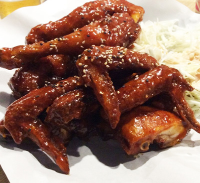 อาหารเกาหลี ไก่ทอดเกาหลีกับเครื่องดื่มเย็น ๆ
