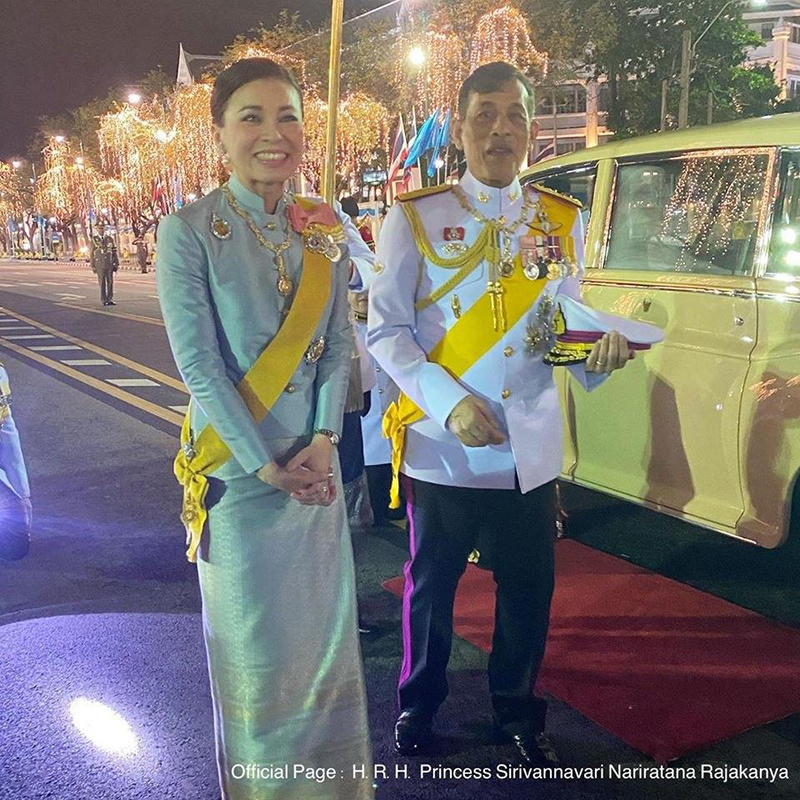เจ้าฟ้าสิริวัณณวรีฯ ทรงฉายพระบรมฉายาลักษณ์ ในหลวง ทรงแย้มพระสรวล ขณะเสด็จฯ ไปเยี่ยมราษฎร เจ้าฟ้าสิริวัณณวรีฯ ทรงฉายพระบรมฉายาลักษณ์ ในหลวง ทรงแย้มพระสรวล ขณะเสด็จฯ ไปเยี่ยมราษฎร