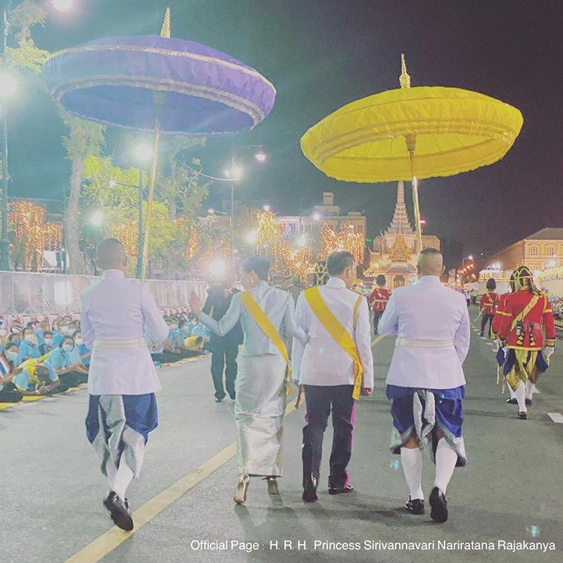 เจ้าฟ้าสิริวัณณวรีฯ ทรงฉายพระบรมฉายาลักษณ์ ในหลวง ทรงแย้มพระสรวล ขณะเสด็จฯ ไปเยี่ยมราษฎร เจ้าฟ้าสิริวัณณวรีฯ ทรงฉายพระบรมฉายาลักษณ์ ในหลวง ทรงแย้มพระสรวล ขณะเสด็จฯ ไปเยี่ยมราษฎร