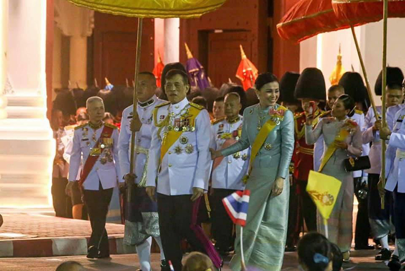 เจ้าฟ้าสิริวัณณวรีฯ ทรงฉายพระบรมฉายาลักษณ์ ในหลวง ทรงแย้มพระสรวล ขณะเสด็จฯ ไปเยี่ยมราษฎร เจ้าฟ้าสิริวัณณวรีฯ ทรงฉายพระบรมฉายาลักษณ์ ในหลวง ทรงแย้มพระสรวล ขณะเสด็จฯ ไปเยี่ยมราษฎร