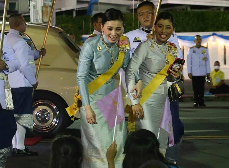 เจ้าฟ้าสิริวัณณวรีฯ ทรงฉายพระบรมฉายาลักษณ์ ในหลวง ทรงแย้มพระสรวล ขณะเสด็จฯ ไปเยี่ยมราษฎร เจ้าฟ้าสิริวัณณวรีฯ ทรงฉายพระบรมฉายาลักษณ์ ในหลวง ทรงแย้มพระสรวล ขณะเสด็จฯ ไปเยี่ยมราษฎร