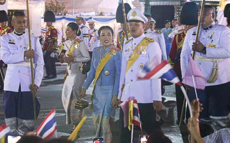 เจ้าฟ้าสิริวัณณวรีฯ ทรงฉายพระบรมฉายาลักษณ์ ในหลวง ทรงแย้มพระสรวล ขณะเสด็จฯ ไปเยี่ยมราษฎร เจ้าฟ้าสิริวัณณวรีฯ ทรงฉายพระบรมฉายาลักษณ์ ในหลวง ทรงแย้มพระสรวล ขณะเสด็จฯ ไปเยี่ยมราษฎร