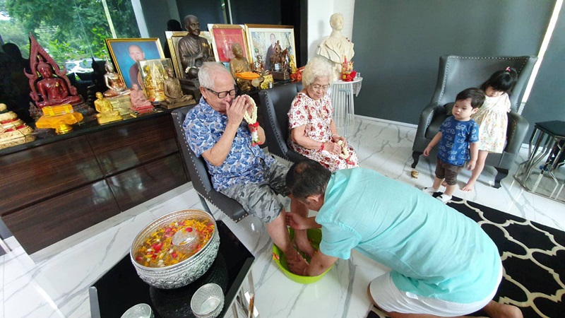 เป็ด เชิญยิ้ม สูญเสียพ่อแม่ เป็ด เชิญยิ้ม สูญเสียพ่อแม่