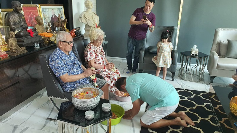 เป็ด เชิญยิ้ม สูญเสียพ่อแม่ เป็ด เชิญยิ้ม สูญเสียพ่อแม่