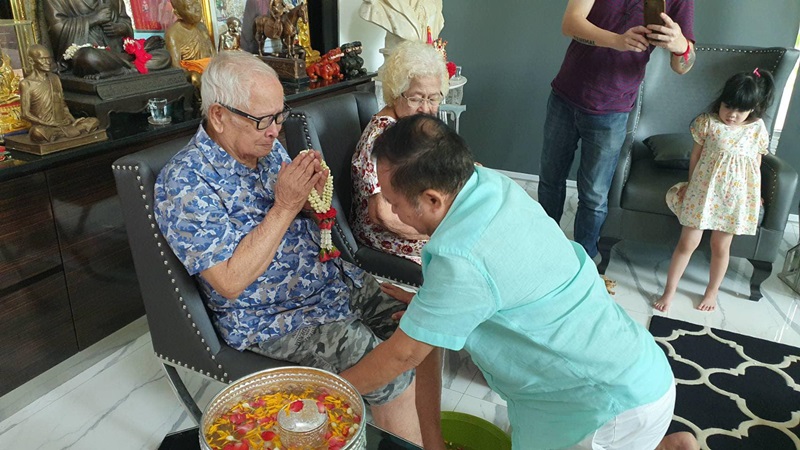 เป็ด เชิญยิ้ม สูญเสียพ่อแม่ เป็ด เชิญยิ้ม สูญเสียพ่อแม่