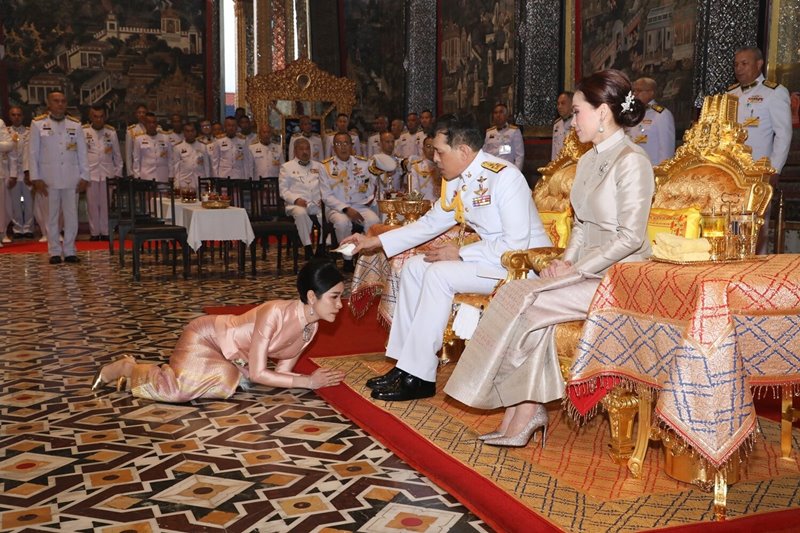 พระราชพิธีเปลี่ยนเครื่องทรงพระแก้วมรกต พระราชพิธีเปลี่ยนเครื่องทรงพระแก้วมรกต