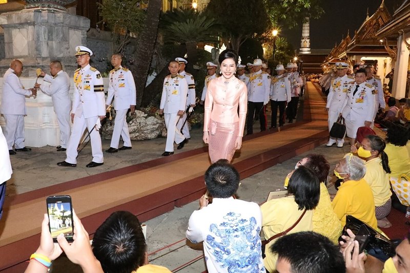 พระราชพิธีเปลี่ยนเครื่องทรงพระแก้วมรกต พระราชพิธีเปลี่ยนเครื่องทรงพระแก้วมรกต