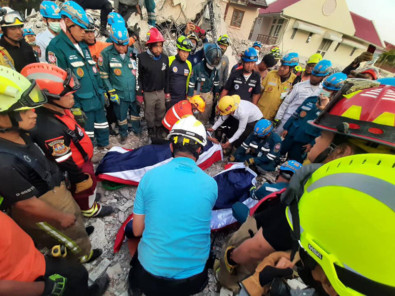 ในหลวง ร.10 ทรงรับผู้เสียชีวิต ในหลวง ร.10 ทรงรับผู้เสียชีวิต