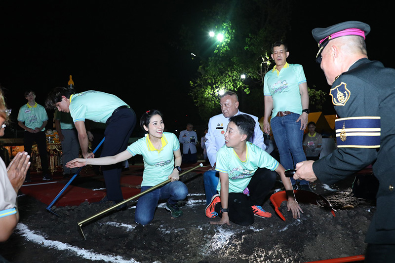ในหลวง ทรงขุดดิน ในหลวง ทรงขุดดิน