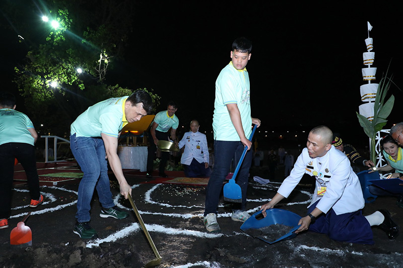 ในหลวง ทรงขุดดิน ในหลวง ทรงขุดดิน