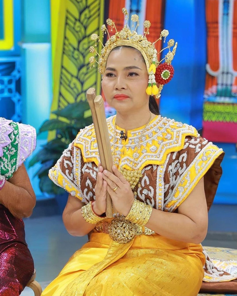 สุนารี สุนารี