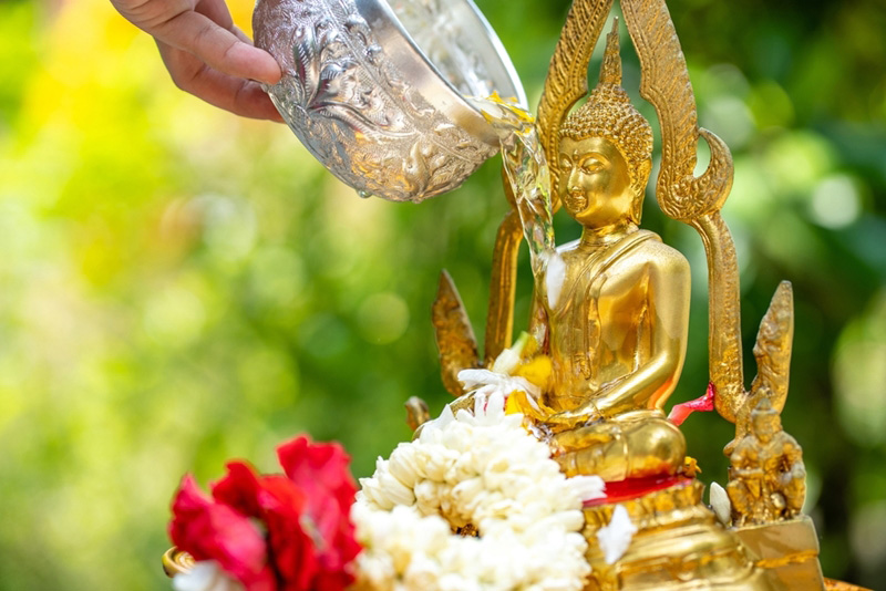 การกล่าวขอขมาก่อนสรงน้ำพระที่บ้าน วิธีสรงน้ำพระ