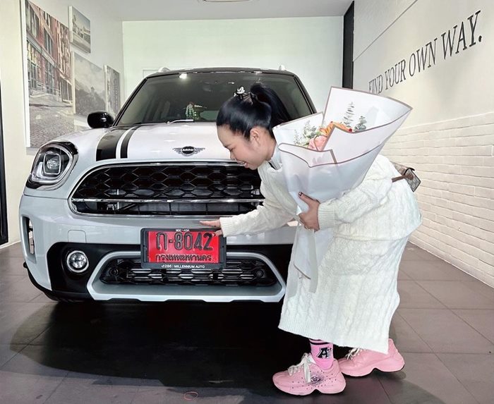 ตุ๊กกี้ ถอยรถหรูป้ายแดง ตุ๊กกี้ ถอยรถหรูป้ายแดง