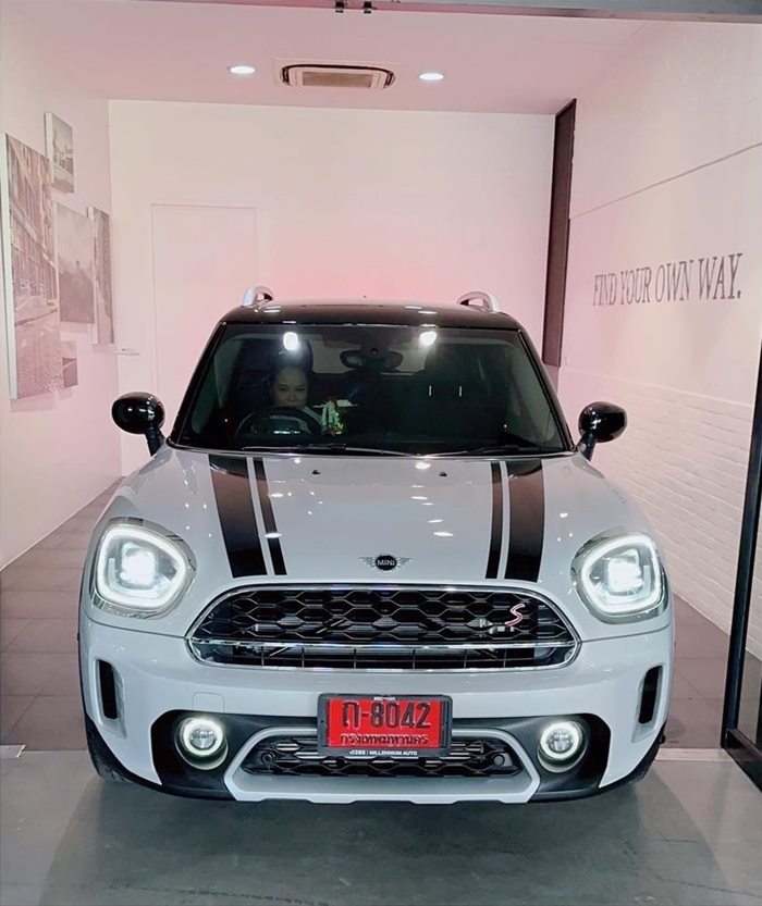 ตุ๊กกี้ ถอยรถหรูป้ายแดง ตุ๊กกี้ ถอยรถหรูป้ายแดง