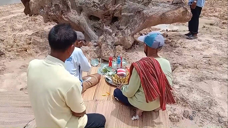 ตะเคียนยักษ์จมก้นอ่างเก็บน้ำ ทำยังไงก็เอาขึ้นไม่ได้ ตะเคียนยักษ์จมก้นอ่างเก็บน้ำ ทำยังไงก็เอาขึ้นไม่ได้