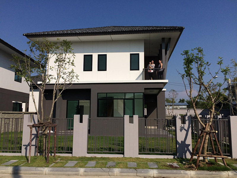 สิงโต นำโชค โชว์โฉนดบ้านของครอบครัว สิงโต นำโชค โชว์โฉนดบ้านของครอบครัว