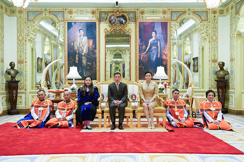 ในหลวง ทรงรับทูลเกล้าฯ ปริญญาแพทยศาสตร์ดุษฎีบัณฑิตกิตติมศักดิ์จากกรมพระศรีสวางควัฒน ในหลวง ทรงรับทูลเกล้าฯ ปริญญาแพทยศาสตร์ดุษฎีบัณฑิตกิตติมศักดิ์จากกรมพระศรีสวางควัฒน