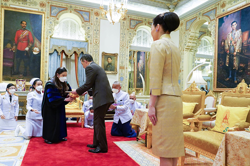 ในหลวง ทรงรับทูลเกล้าฯ ปริญญาแพทยศาสตร์ดุษฎีบัณฑิตกิตติมศักดิ์จากกรมพระศรีสวางควัฒน ในหลวง ทรงรับทูลเกล้าฯ ปริญญาแพทยศาสตร์ดุษฎีบัณฑิตกิตติมศักดิ์จากกรมพระศรีสวางควัฒน