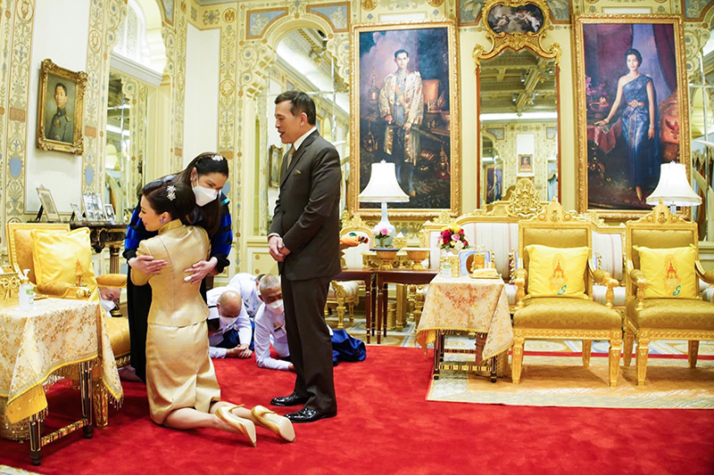 ในหลวง ทรงรับทูลเกล้าฯ ปริญญาแพทยศาสตร์ดุษฎีบัณฑิตกิตติมศักดิ์จากกรมพระศรีสวางควัฒน ในหลวง ทรงรับทูลเกล้าฯ ปริญญาแพทยศาสตร์ดุษฎีบัณฑิตกิตติมศักดิ์จากกรมพระศรีสวางควัฒน