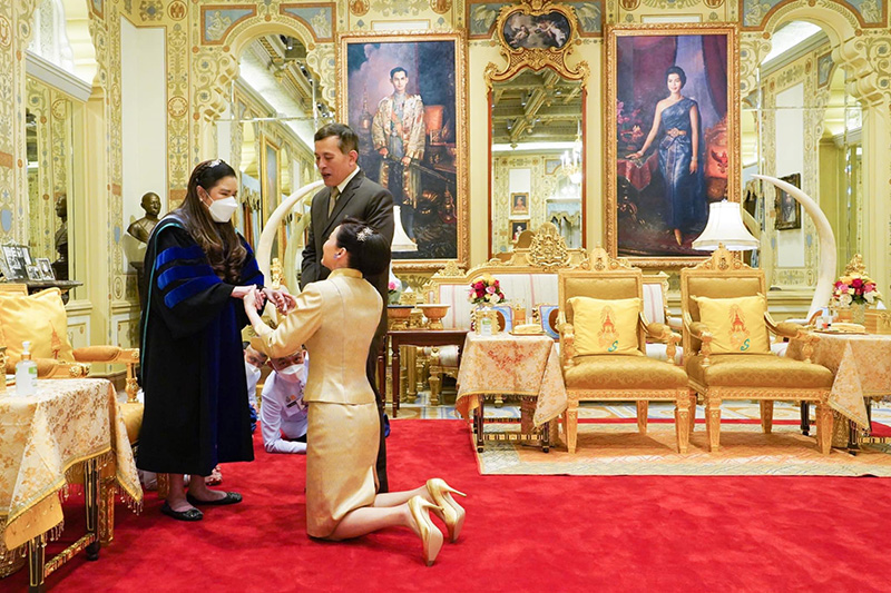 ในหลวง ทรงรับทูลเกล้าฯ ปริญญาแพทยศาสตร์ดุษฎีบัณฑิตกิตติมศักดิ์จากกรมพระศรีสวางควัฒน ในหลวง ทรงรับทูลเกล้าฯ ปริญญาแพทยศาสตร์ดุษฎีบัณฑิตกิตติมศักดิ์จากกรมพระศรีสวางควัฒน