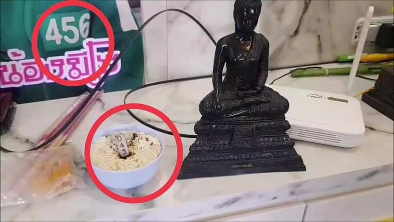 ฮือฮา งูขึ้นหิ้งพระ พันรอบองค์หลวงพ่อดำไว้แน่น ฮือฮา งูขึ้นหิ้งพระ พันรอบองค์หลวงพ่อดำไว้แน่น