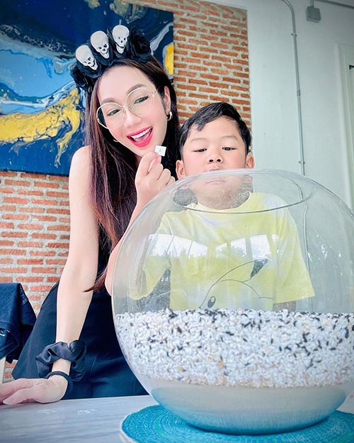 อ๋อม สกาวใจ แจกหวยน้องกระดิ่ง อ๋อม สกาวใจ แจกหวยน้องกระดิ่ง