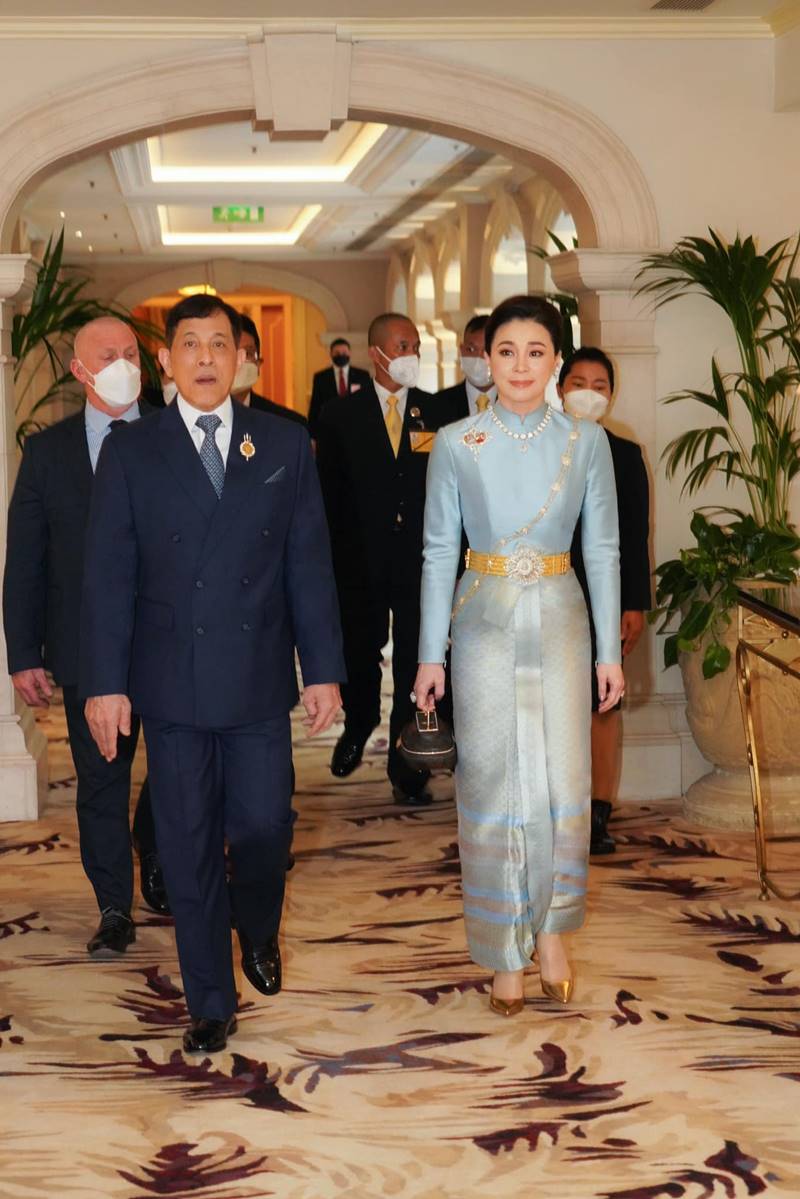 ในหลวง พระราชินี ในหลวง พระราชินี