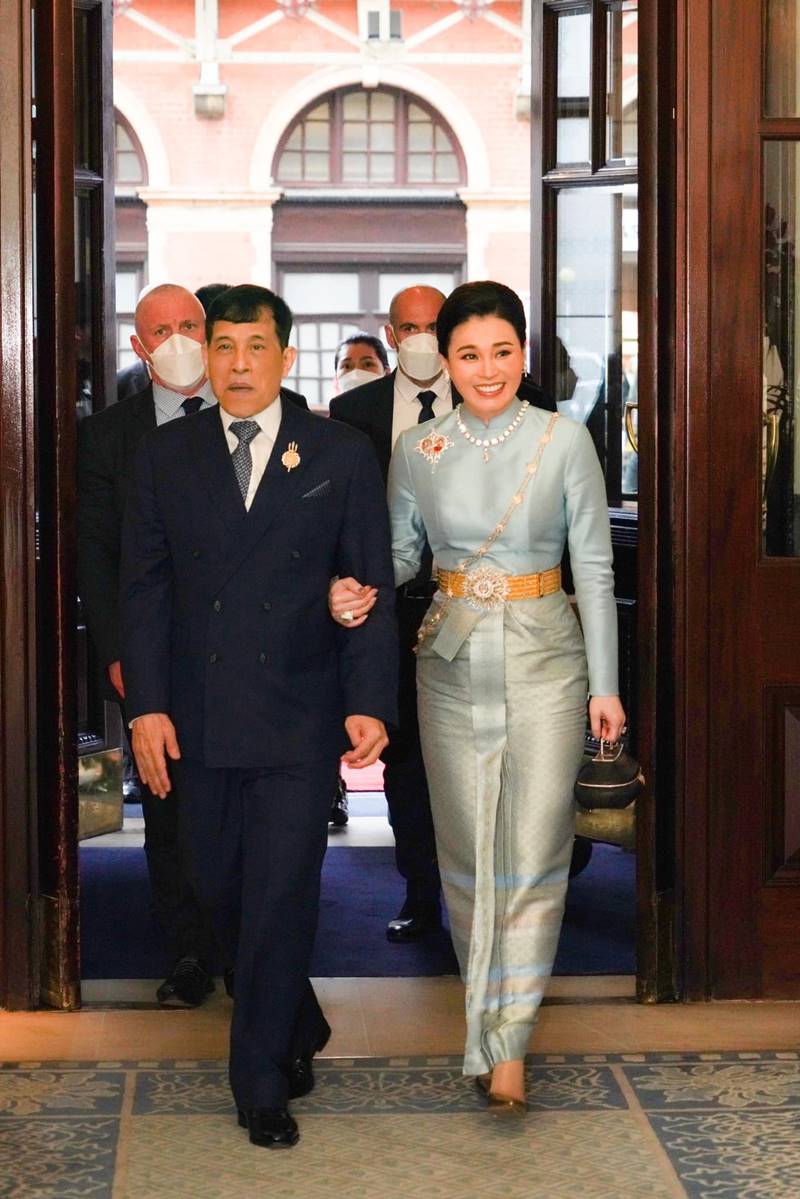 ในหลวง พระราชินี ในหลวง พระราชินี