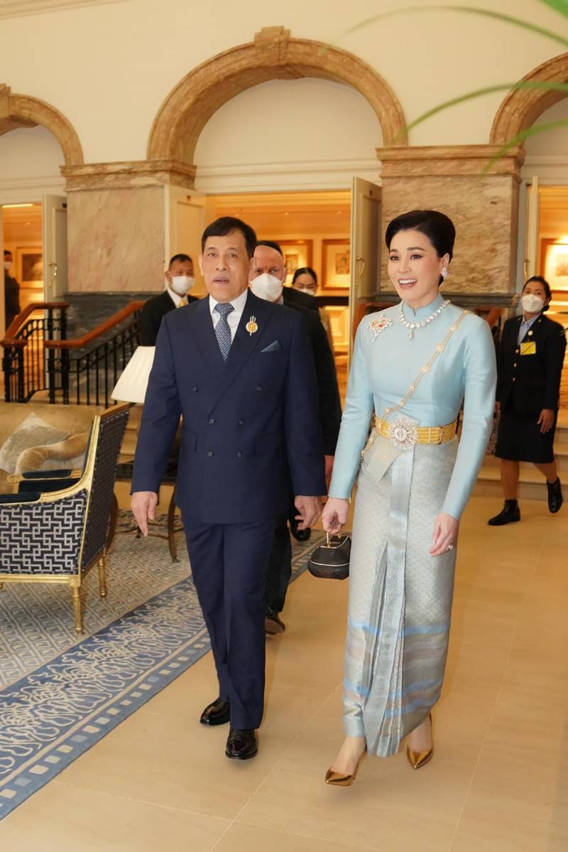 ในหลวง พระราชินี ในหลวง พระราชินี