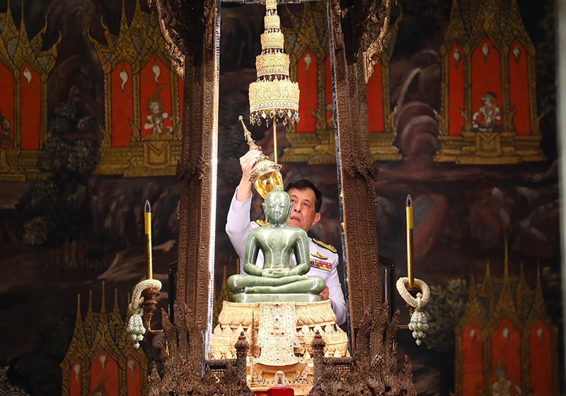 ในหลวง พระราชินี เสด็จฯ ทรงเปลี่ยนเครื่องทรงพระแก้วมรกต พร้อมด้วย เจ้าฟ้าสิริวัณณวรีฯ ในหลวง พระราชินี เสด็จฯ ทรงเปลี่ยนเครื่องทรงพระแก้วมรกต พร้อมด้วย เจ้าฟ้าสิริวัณณวรีฯ