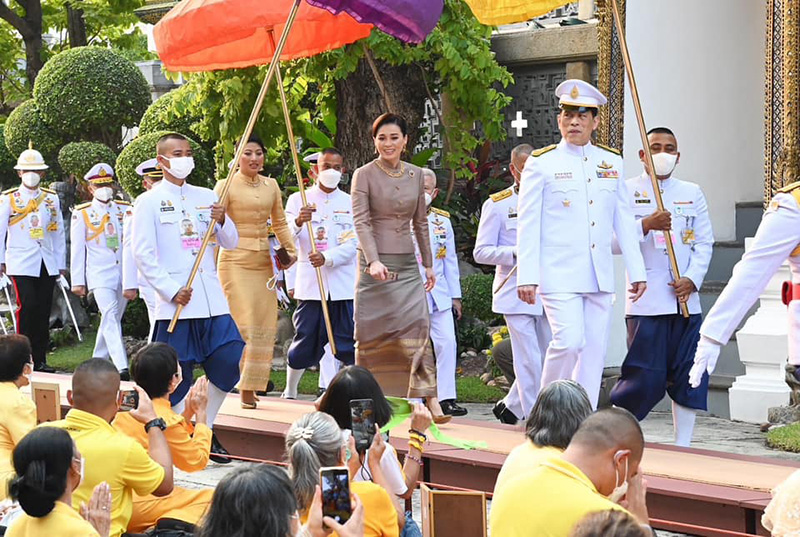 ในหลวง พระราชินี เสด็จฯ ทรงเปลี่ยนเครื่องทรงพระแก้วมรกต พร้อมด้วย เจ้าฟ้าสิริวัณณวรีฯ ในหลวง พระราชินี เสด็จฯ ทรงเปลี่ยนเครื่องทรงพระแก้วมรกต พร้อมด้วย เจ้าฟ้าสิริวัณณวรีฯ