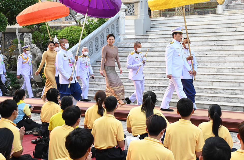 ในหลวง พระราชินี เสด็จฯ ทรงเปลี่ยนเครื่องทรงพระแก้วมรกต พร้อมด้วย เจ้าฟ้าสิริวัณณวรีฯ ในหลวง พระราชินี เสด็จฯ ทรงเปลี่ยนเครื่องทรงพระแก้วมรกต พร้อมด้วย เจ้าฟ้าสิริวัณณวรีฯ