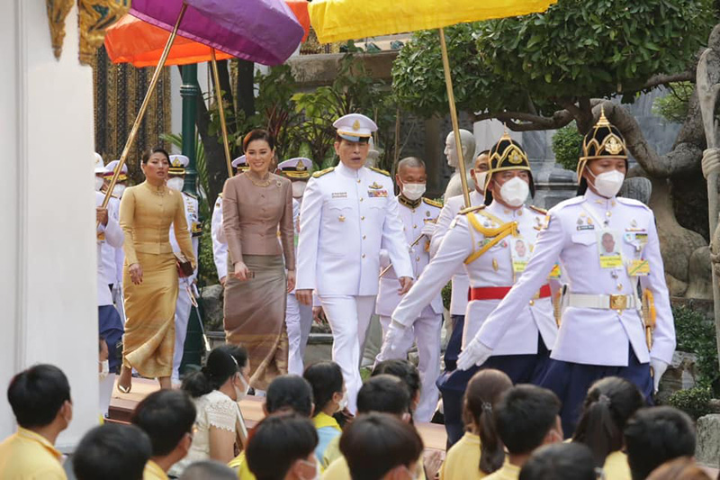 ในหลวง พระราชินี เสด็จฯ ทรงเปลี่ยนเครื่องทรงพระแก้วมรกต พร้อมด้วย เจ้าฟ้าสิริวัณณวรีฯ ในหลวง พระราชินี เสด็จฯ ทรงเปลี่ยนเครื่องทรงพระแก้วมรกต พร้อมด้วย เจ้าฟ้าสิริวัณณวรีฯ
