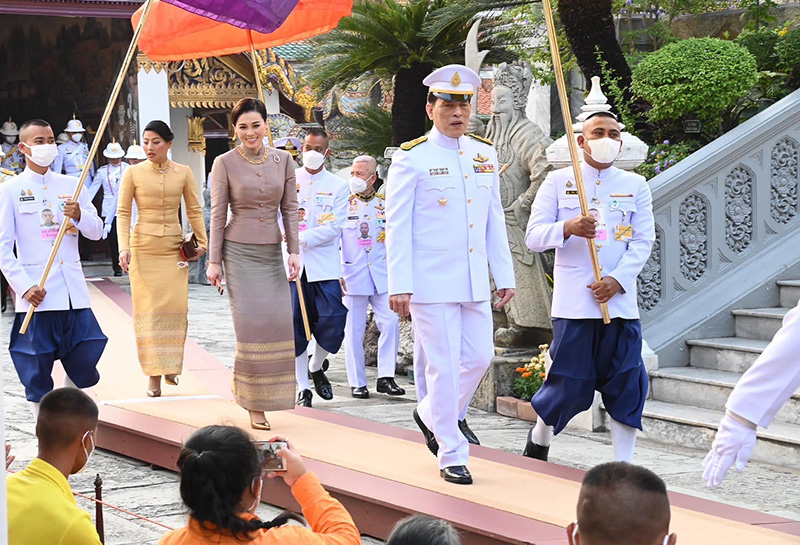 ในหลวง พระราชินี เสด็จฯ ทรงเปลี่ยนเครื่องทรงพระแก้วมรกต พร้อมด้วย เจ้าฟ้าสิริวัณณวรีฯ ในหลวง พระราชินี เสด็จฯ ทรงเปลี่ยนเครื่องทรงพระแก้วมรกต พร้อมด้วย เจ้าฟ้าสิริวัณณวรีฯ