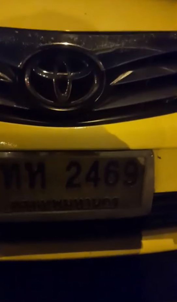 งูเหลือมตัวใหญ่ตกใส่แท็กซี่ คนขับซูมทะเบียนรถให้ดู คอหวยตาลุกวาว งูเหลือมตัวใหญ่ตกใส่แท็กซี่ คนขับซูมทะเบียนรถให้ดู คอหวยตาลุกวาว