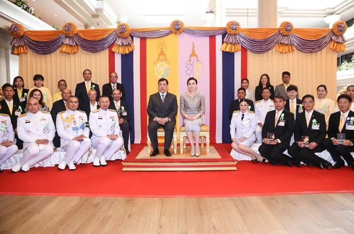ในหลวง พระราชทาน ถ้วยรางวัล พระราชินี ในหลวง พระราชทาน ถ้วยรางวัล พระราชินี