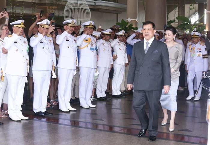 ในหลวง พระราชทาน ถ้วยรางวัล พระราชินี ในหลวง พระราชทาน ถ้วยรางวัล พระราชินี