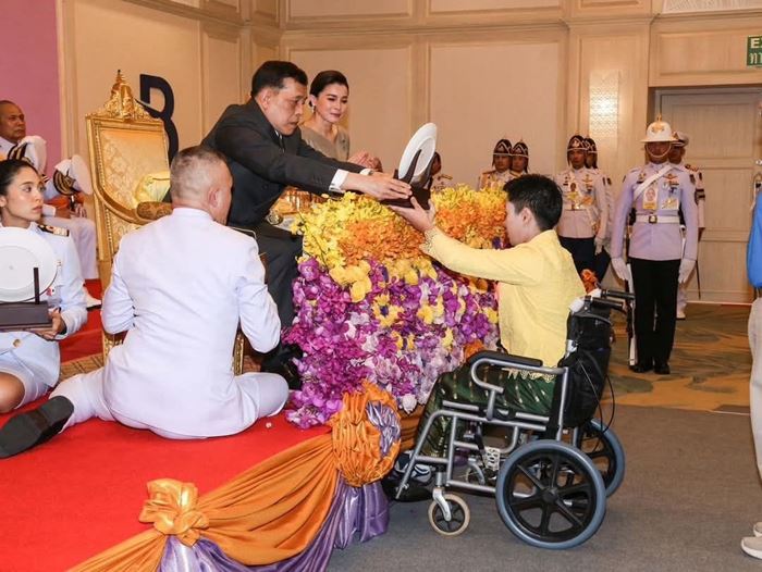 ในหลวง พระราชทาน ถ้วยรางวัล พระราชินี ในหลวง พระราชทาน ถ้วยรางวัล พระราชินี