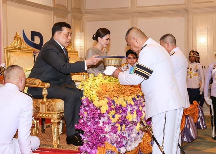 ในหลวง พระราชทาน ถ้วยรางวัล พระราชินี ในหลวง พระราชทาน ถ้วยรางวัล พระราชินี