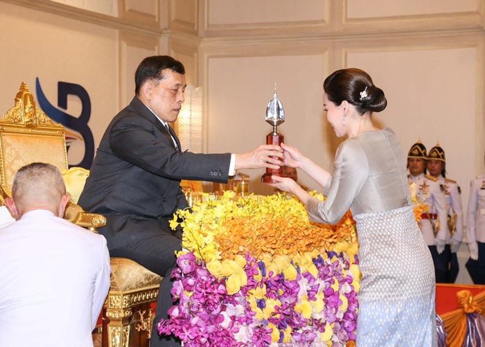 ในหลวง พระราชทาน ถ้วยรางวัล พระราชินี ในหลวง พระราชทาน ถ้วยรางวัล พระราชินี