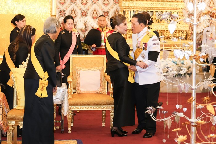 ในหลวง ทรงพระราชปฏิสันถารกับ กรมสมเด็จพระเทพฯ และทูลกระหม่อมหญิง ภาพแห่งสายใยในราชวงศ์ ในหลวง ทรงพระราชปฏิสันถารกับ กรมสมเด็จพระเทพฯ และทูลกระหม่อมหญิง ภาพแห่งสายใยในราชวงศ์