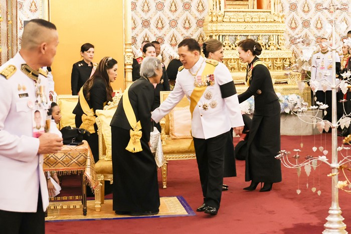 ในหลวง ทรงพระราชปฏิสันถารกับ กรมสมเด็จพระเทพฯ และทูลกระหม่อมหญิง ภาพแห่งสายใยในราชวงศ์ ในหลวง ทรงพระราชปฏิสันถารกับ กรมสมเด็จพระเทพฯ และทูลกระหม่อมหญิง ภาพแห่งสายใยในราชวงศ์
